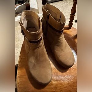 Dansko clogs. Size 40. Excellent condition. Tan in color. Side zipper